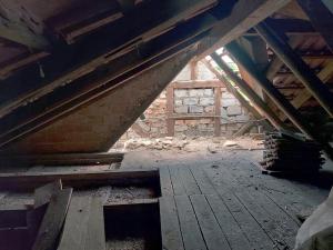 Vorher: Decke vom Dachboden aus gesehen.